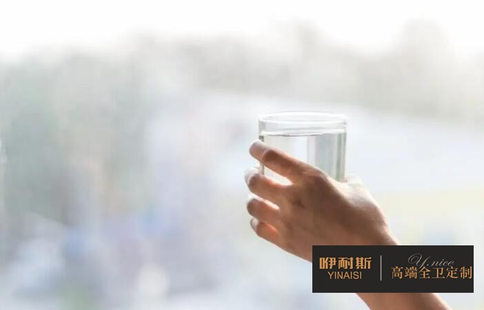 在鏡柜和主柜里，可以放上一杯水