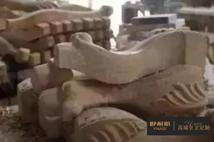第六步：鑼機：以模具為原型，以刀具進行切削，形成更為完整與流暢的線條，規(guī)定了產(chǎn)品的形狀。