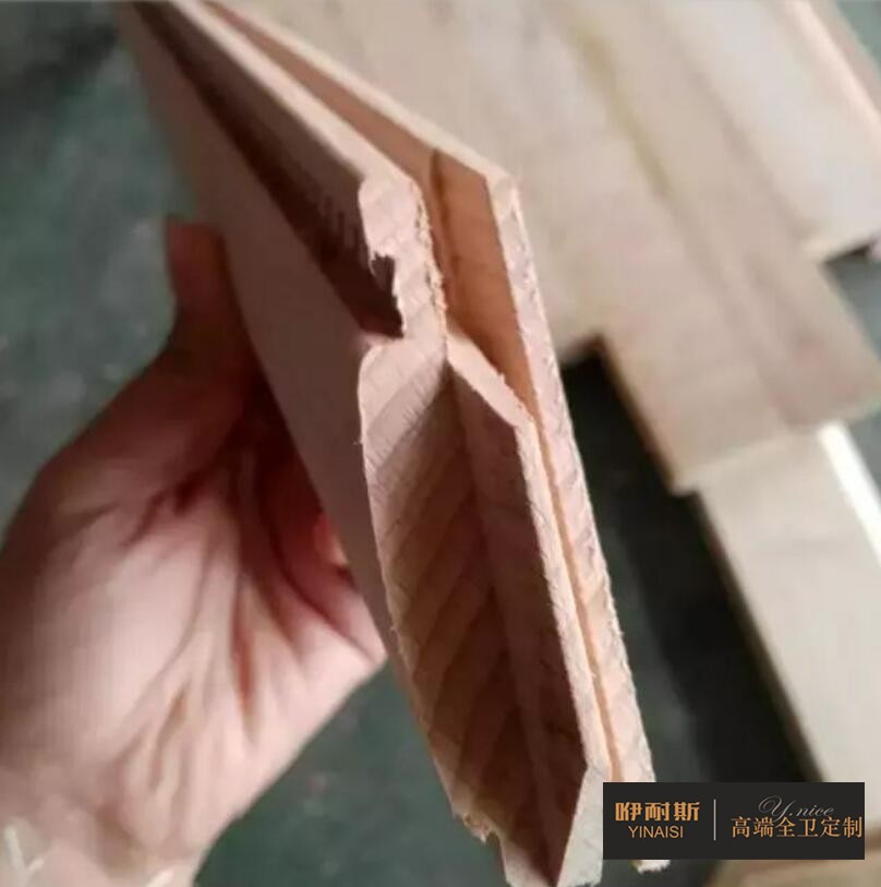 第七步：出榫機。使木塊具備特有的準頭結(jié)構(gòu)制作出一種古典效果，以便木塊之間更為緊密的連接。