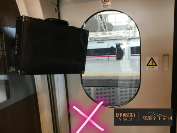 平穩(wěn)放置物品，較重的物品應(yīng)放置在浴室柜底柜底層;吊柜內(nèi)不易放置過(guò)重物品