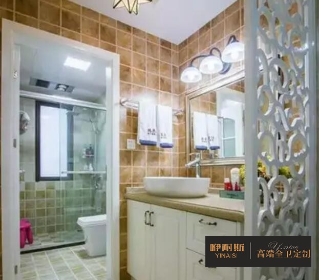 現(xiàn)在大多數(shù)衛(wèi)浴間設(shè)計是干濕分離式，將面盆獨(dú)立出來，且設(shè)置遠(yuǎn)離門口的地方，打造相對干燥的空間